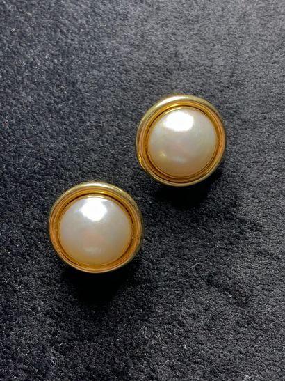 null Paire de boucles d'oreilles en or jaune 750 millièmes, chacune ornée d'une perle...