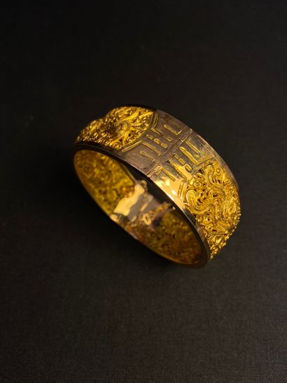 null Bracelet rigide et ouvrant en or jaune 750 millièmes gravé et ajouré à décor...
