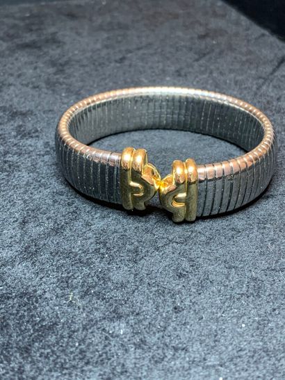 null BULGARI

Bracelet rigide ouvrant en métal, les deux extrémités en or jaune 750...