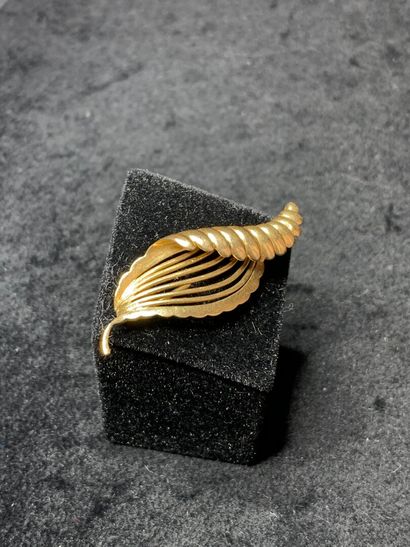 null Brooch in yellow gold 750 thousandth representing a leaf.

Height: 4,5 cm

Gross...