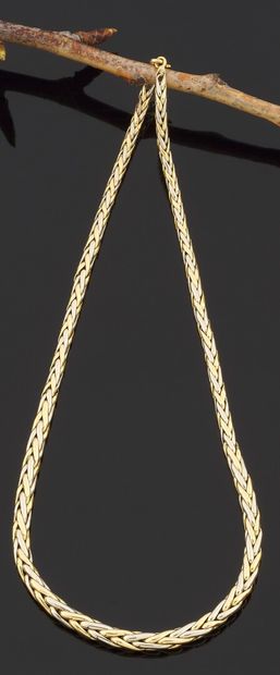 null Collier souple en or 750 millièmes de deux tons, les maillons à décor de tresses...