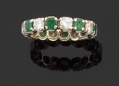 null Alliance in white gold 750 thousandths entirely set with sixteen emeralds and...
