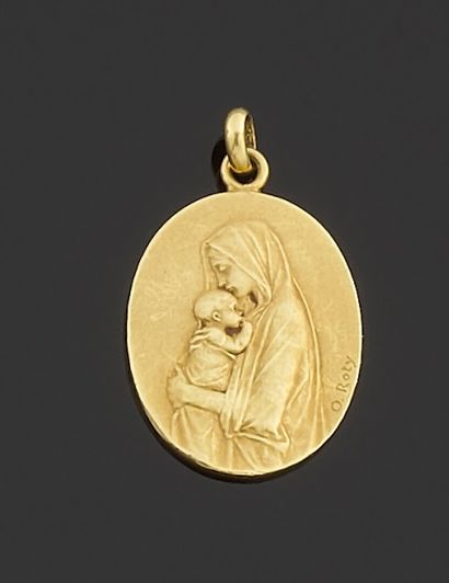 null Médaille de forme ovale en or jaune 750 millièmes figurant la Vierge à l'Enfant,...