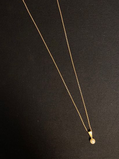 null Necklace articulated in yellow gold 750 thousandths holding in pendant a pearl...