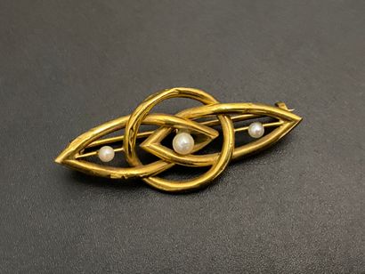 null Brooch in yellow gold 750 thousandths openwork of geometrical form decorated...