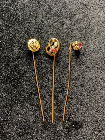 null Set of three tie-pins in yellow gold 750 thousandths, the ends decorated with...