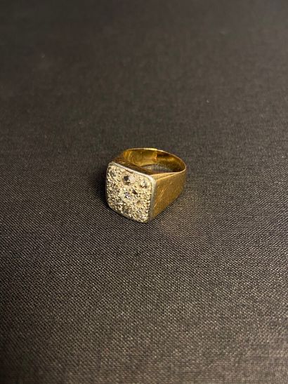 null Ring "signet ring" in yellow gold 750 thousandths and platinum 850 thousandths,...