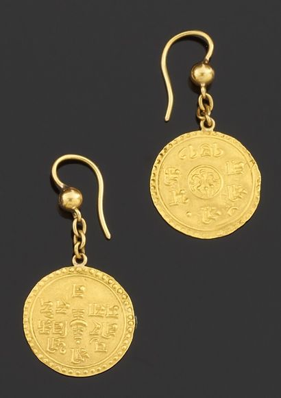 null Pair of earrings in yellow gold 750 thousandths each holding in pampille a disc...