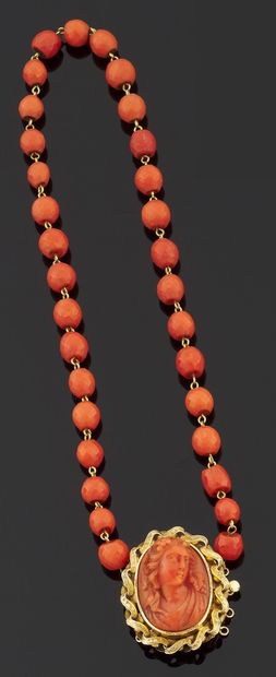 Necklace of thirty-two balls of facetted...