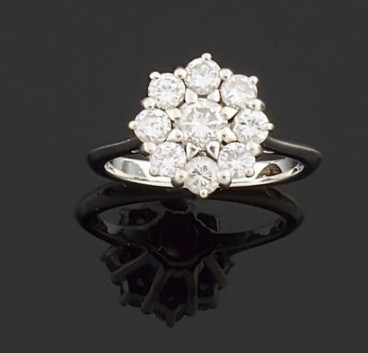 null Bague en or gris 750 millièmes, le centre à décor de fleurettes orné de neuf...