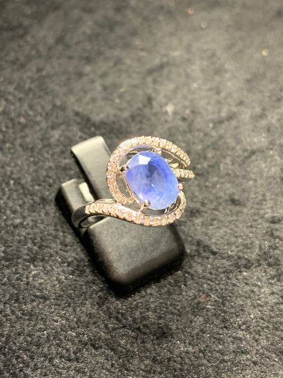 null Ring in white gold 750 thousandths decorated in the center with a sapphire of...