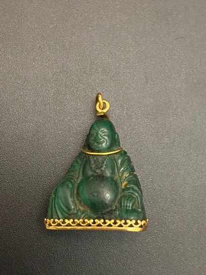 null Pendant in yellow gold 750 thousandths decorated with a Buddha in engraved malachite.

(Scratches).

Height:...