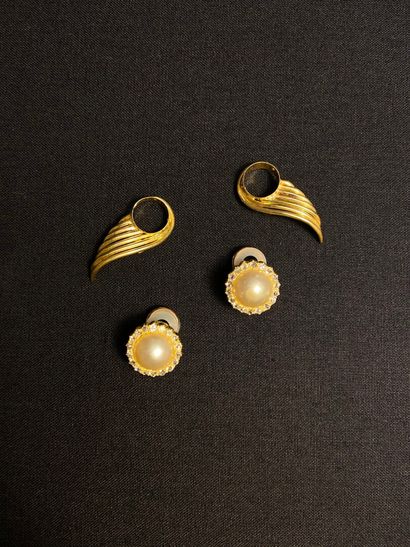 null Paire de boucles d'oreilles en or jaune 750 millièmes, chacune ornée d'une perle...