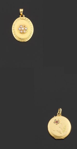  Two pendants in yellow gold 750 thousandths, one forming medallion opening. 
(Wear...