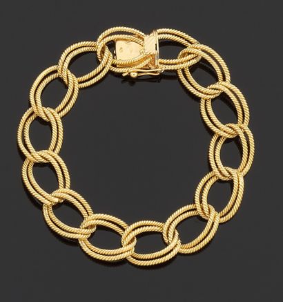 null Bracelet articulé en or jaune 750 millièmes, les maillons doubles gravés à décor...