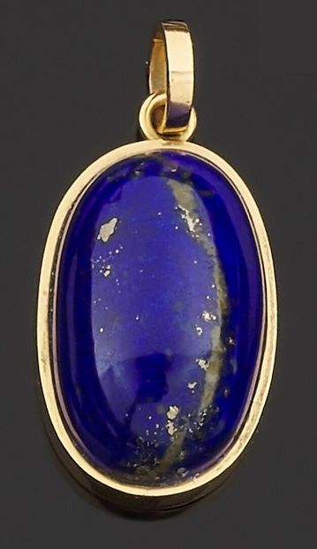 null Pendentif en or jaune 750 millièmes orné au centre d'un cabochon de lapis lazuli...