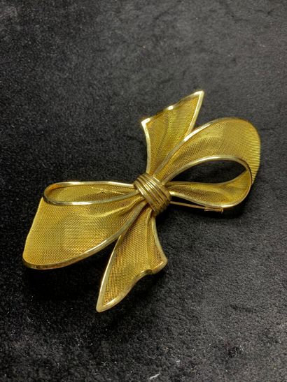null Brooch in yellow gold 750 thousandths representing a node in tulle, the center...