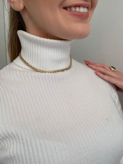 null Collier souple en or 750 millièmes de deux tons, les maillons à décor de tresses...