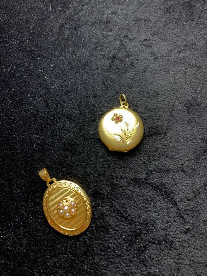 null Two pendants in yellow gold 750 thousandths, one forming medallion opening.

(Wear...