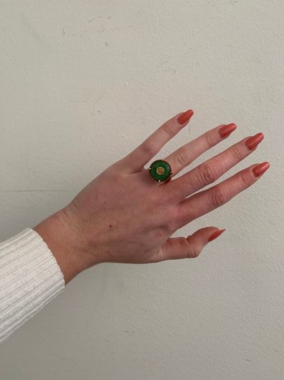 null Ring in yellow gold 750 thousandth, the center decorated with a disc of jade.

Turn...