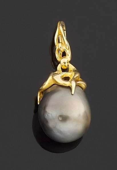 null Pendant in yellow gold 750 thousandths decorated with a grey pearl of culture.

Diameter...