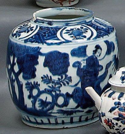 CHINE Petite jarre de forme balustre décorée en bleu sous couverte de personnages...