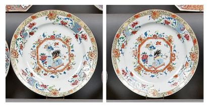 CHINE Paire de petits plats ronds décorés en émaux de la famille rose. XVIIIè siècle....