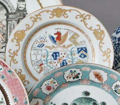 CHINE Assiette ronde décorée en émaux de la famille rose des blasons des huit provinces...