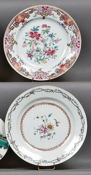 CHINE Deux assiettes rondes à décors différents en émaux de la famille rose de fleurs....