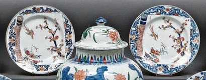 CHINE Deux assiettes rondes décorées dans la palette Imari de deux oiseaux et branches...