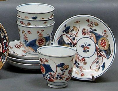 CHINE Quatre tasses et soucoupes décorés dans la palette Imari de fleurs. XVIIIè...