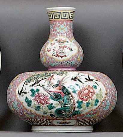 CHINE Vase double gourde à, panse aplatie décorée dans le style des émaux de la famille...