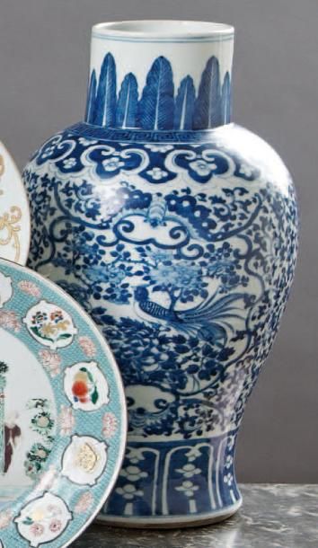 CHINE Vase de forme balustre décoré en bleu sous couverte d'oiseaux perchés sur des...