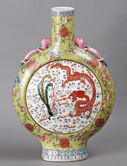 CHINE Vase circulaire à panses aplaties dit moon flask décoré en émaux de la famille...