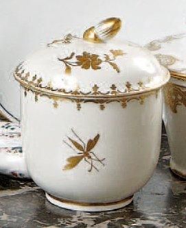 TOURNAI Pot à sucre couvert à décor en or de tiges fleuries, rinceaux sur les bords,...