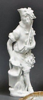 VIENNE Statuette en porcelaine émaillée blanche représentant un jeune jardinier portant...