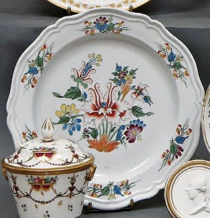 DOCCIA Assiette en porcelaine à décor polychrome de fleurs. XVIIIè siècle. D. 23,5...