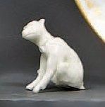 SAINT-CLOUD (attribué à) Statuette représentant un chien en porcelaine émaillée blanche....
