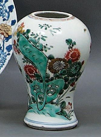 CHINE Petit vase de forme balustre décoré en émaux de la famille verte de fleurs...