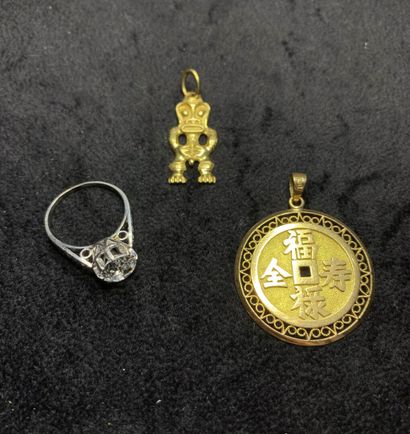 null Two pendants in yellow gold 750 thousandth, one with Asian characters.

Gross...