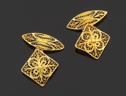 null Pair of cufflinks in yellow gold 750 thousandth, the ends with filigree decoration.

Gross...