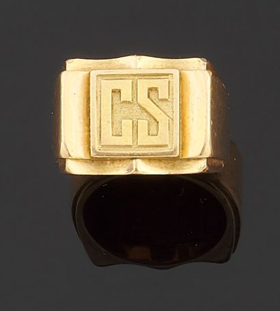 null Ring "signet ring" in gold 750 thousandth, the center monogrammed "CS".

(Cracks...