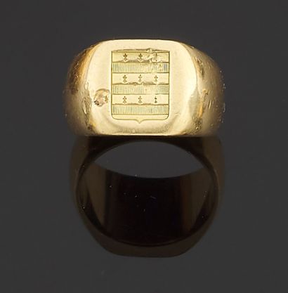null Yellow gold ring 750 thousandth, the center engraved with a coat of arms.

(Wear...
