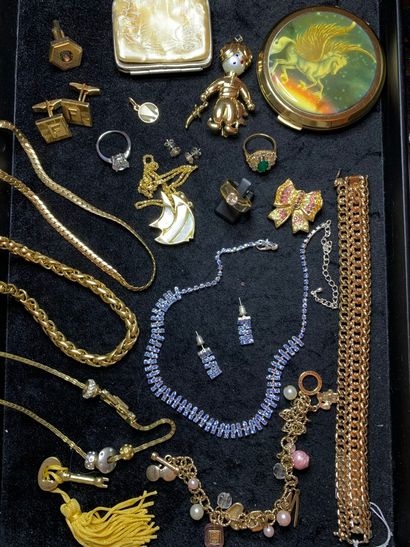 null Metal lot including: bracelets, cufflinks, rings, necklaces, pendants, brooches,...