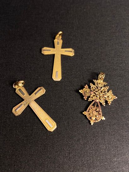 null Ensemble de trois croix, deux en or jaune 750 millièmes et une ajourée en or...