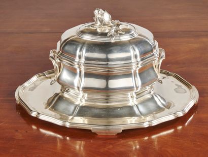 null Soup tureen of oval form and its dormant in plain silver 950 thousandth, model...