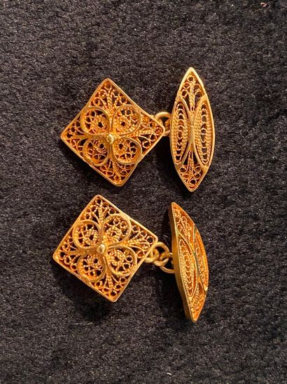 null Pair of cufflinks in yellow gold 750 thousandth, the ends with filigree decoration.

Gross...