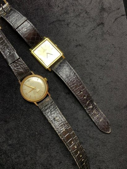 null Two men's watches, round and rectangular shaped watches in gilded metal, leather...
