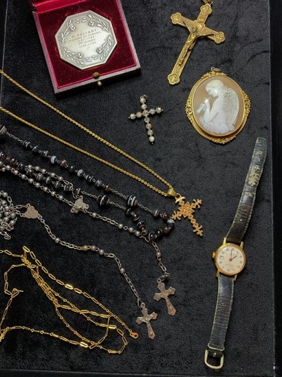 null Metal lot including: a lady's wristwatch, a cameo shell brooch, necklaces, rosaries,...