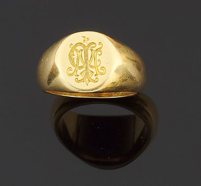 null Ring signet ring in yellow gold 750 thousandth, the monogrammed center.

(Marks...